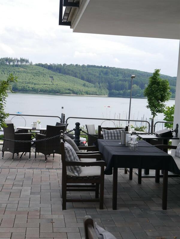 Hintere Terasse mit Sorpesee im Hintergrund