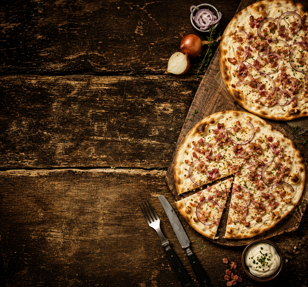 Flammkuchen Flammkuchen auf Holz, schön angerichtet